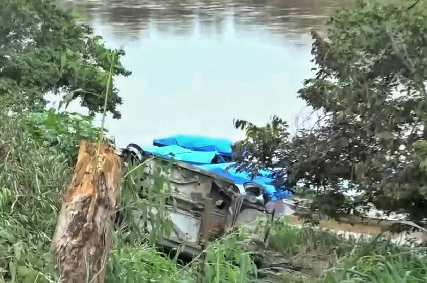 Carro capota após atingir cruzeiro de igreja e pega fogo às margens do Rio Parnaíba