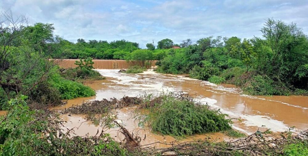 Após fortes chuvas, barragem transborda e população evacua casas no interior do Piauí