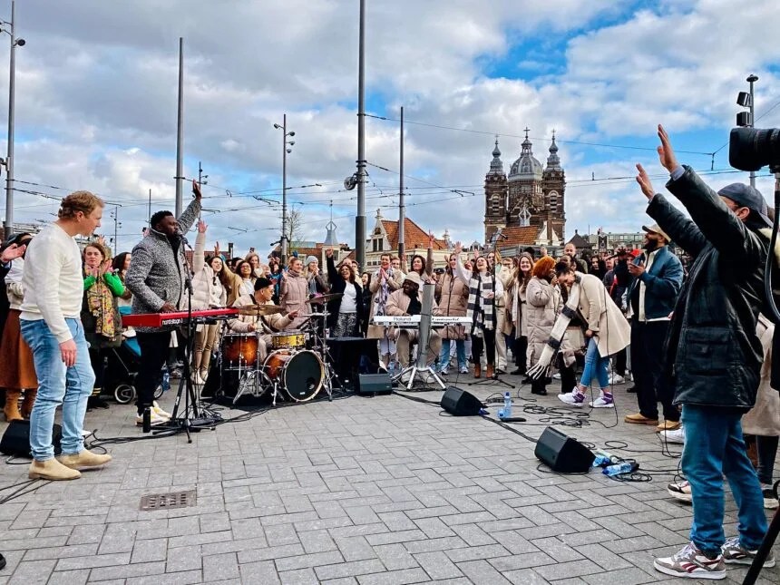 Turistas aceitam a Jesus durante evangelismo em Amsterdã