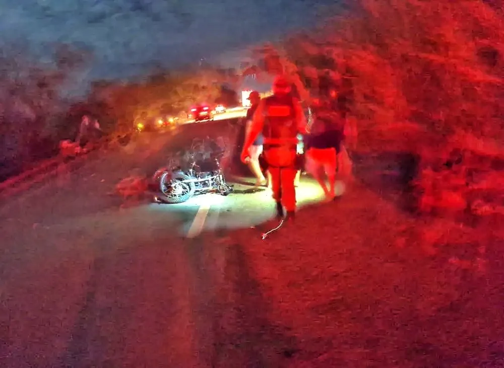Acidente envolvendo moto e carreta deixa dois homens mortos próximo ao município de Angical do Piauí 
