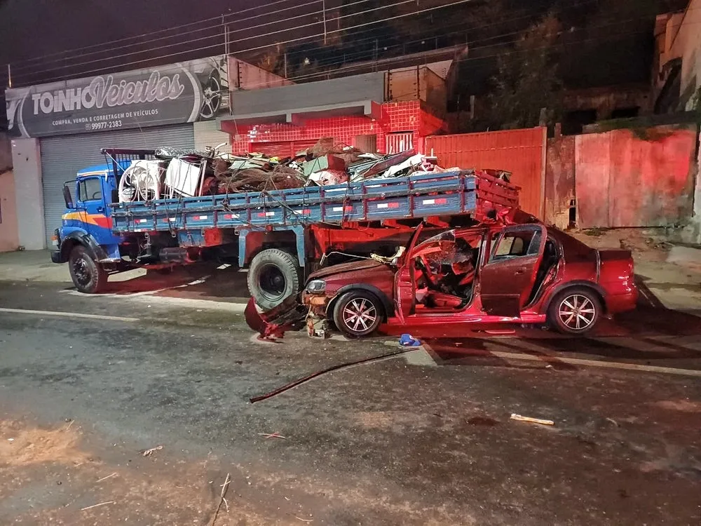 Mulher morre e seis pessoas ficam feridas em acidente envolvendo carro de passeio e caminhão no Piauí