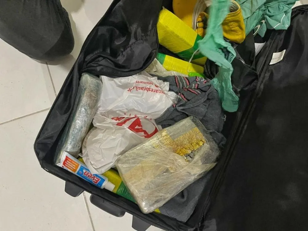 Polícia prende passageiro transportando 12 kg de droga dentro de ônibus em Floriano