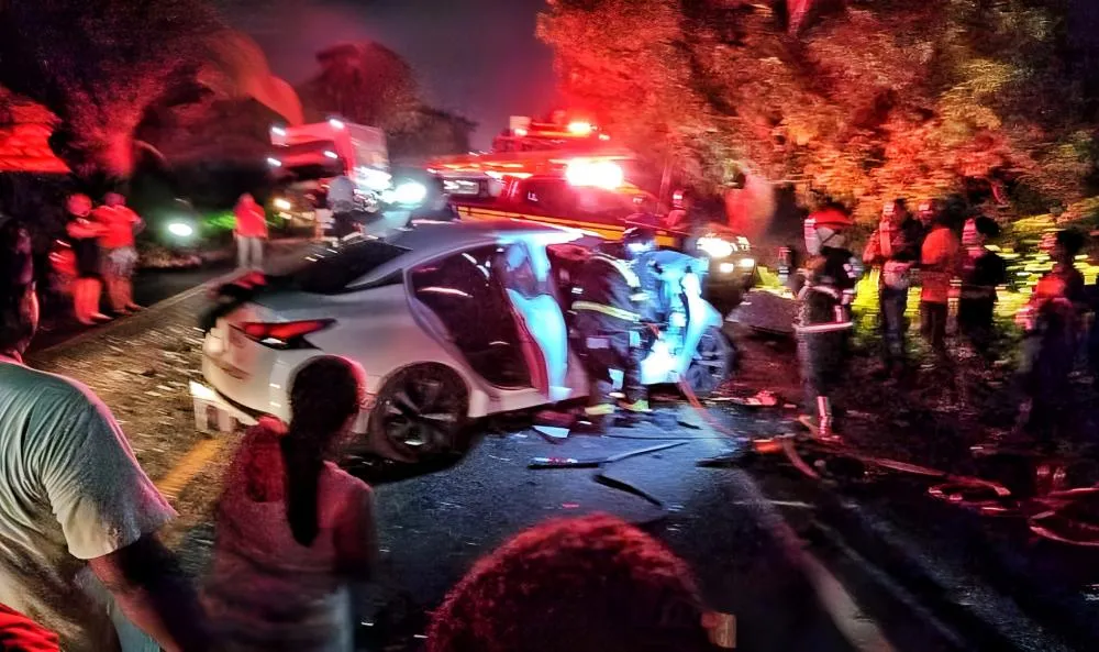Acidente tipo colisão entre carro e caminhão deixa mulher morta e filha ferida em Timon