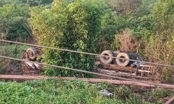 Caminhão carregado com madeira tomba na BR-316 e motorista morre no Piauí