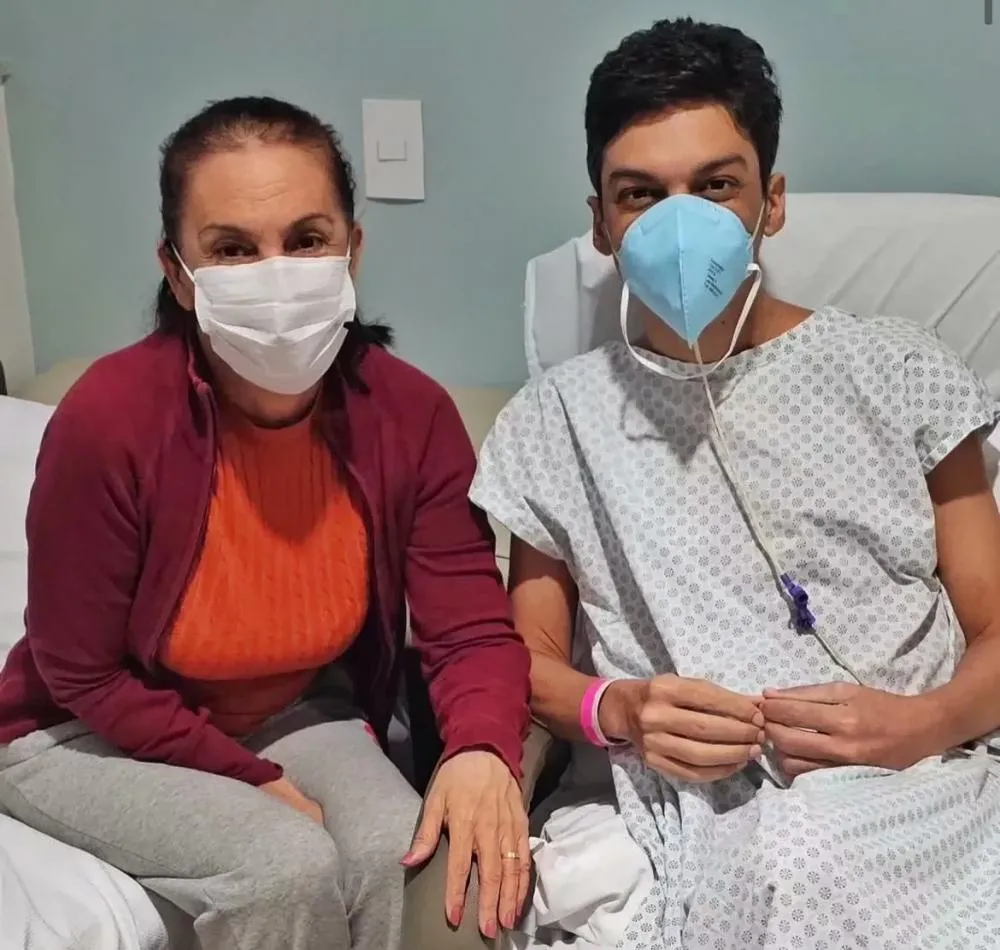 Prefeito de Angical do Piauí comemora Dia das Mães ao lado da mãe durante tratamento contra leucemia