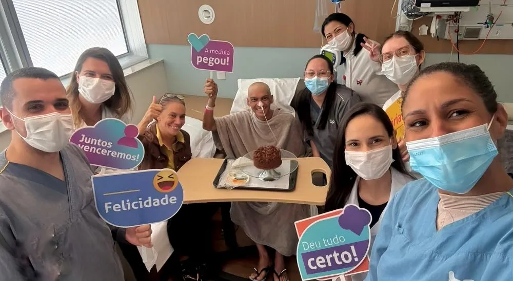 Prefeito de Angical do Piauí recebe surpresa de equipe médica e celebra segundo aniversário de superação em São Paulo