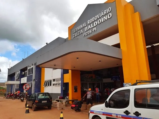 Piauiense manda Pix de 500 reais para namorada virtual e está a 3 dias esperando ela chegar de viagem na rodoviária