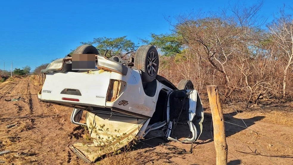 Bebê de 1 mês sobrevive após carro capotar em acidente que matou homem entre Floriano e Itaueira