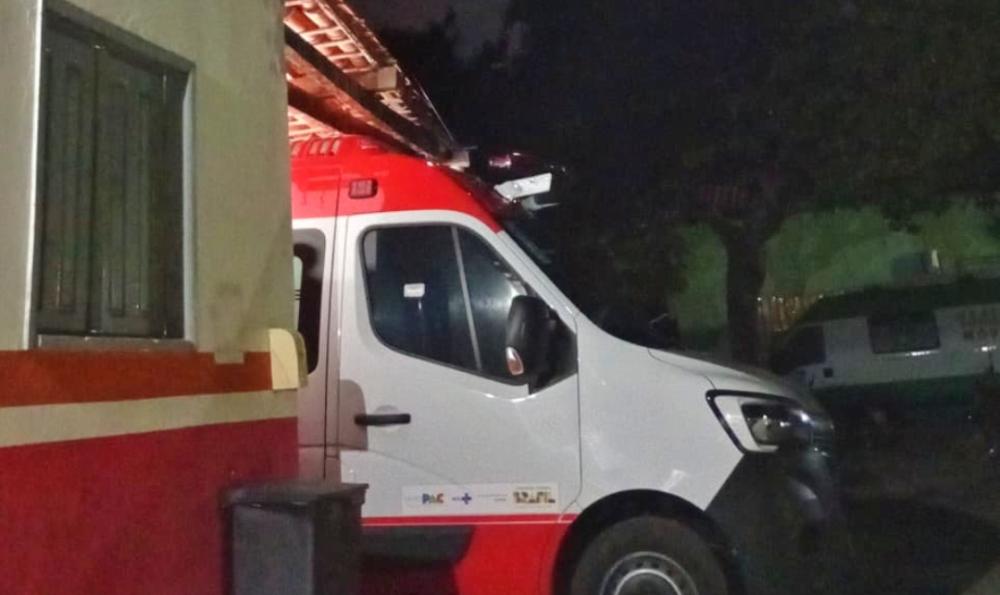 Homem é resgatado com vida após cair com moto em ribanceira próximo ao município de Palmeirais