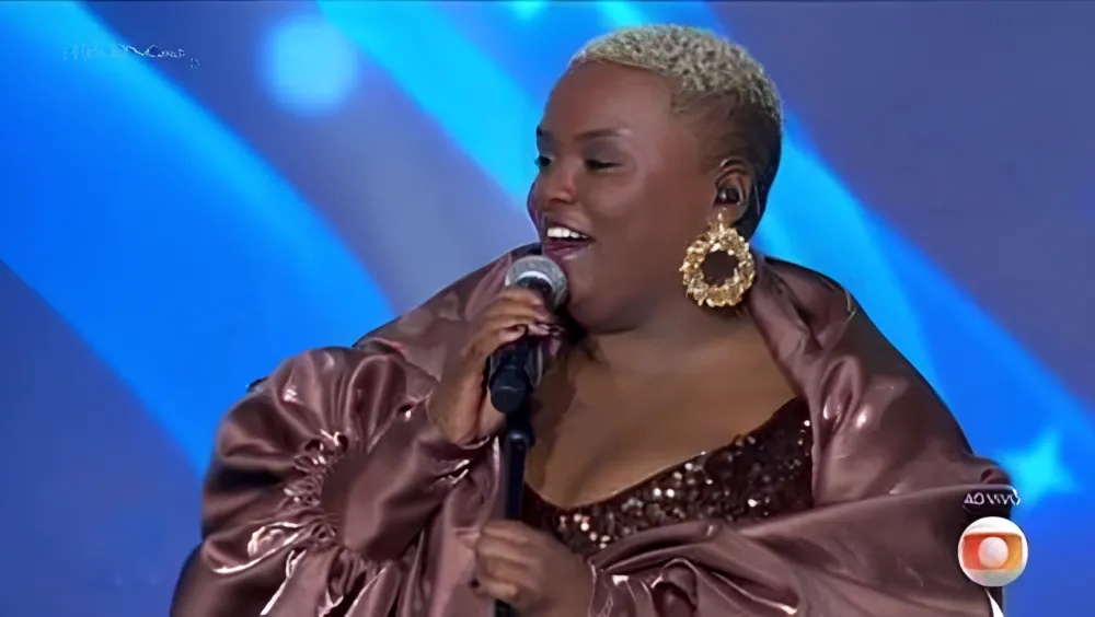 Cantora evangélica vence reality show da Globo com música gospel