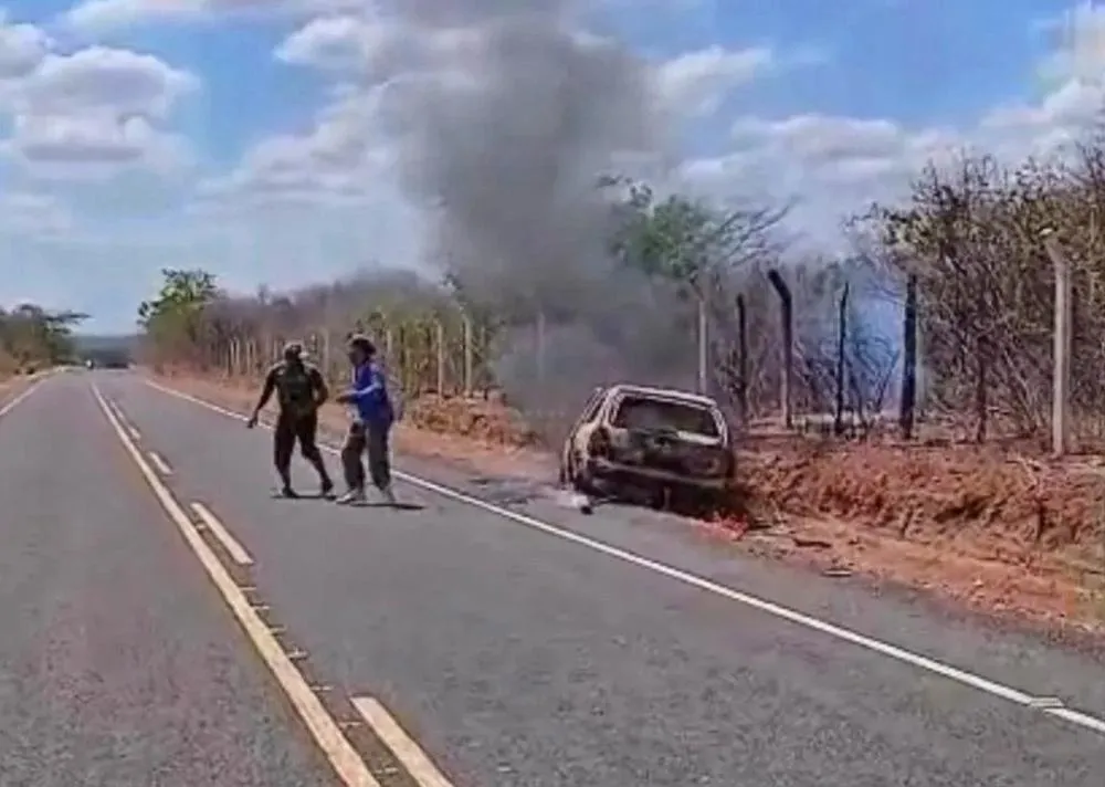 Vendedor de tapioca morre carbonizado após carro pegar fogo em acidente no interior do Piauí