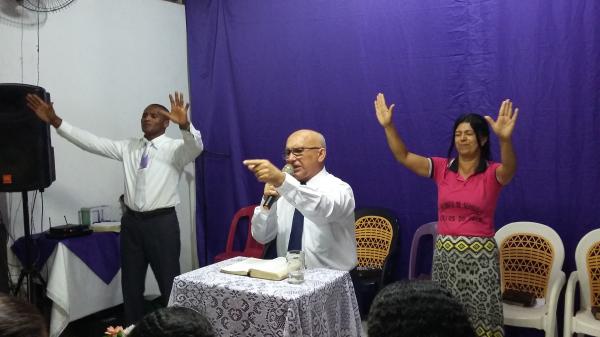 Pastor Josineide Amorim prega na Igreja Assembléia de Deus na comunidade Saco da Cachoeira
