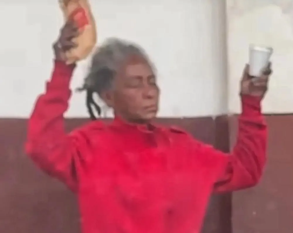 Mulher em situação de rua agradece a Deus através da oração após ganhar café da manhã
