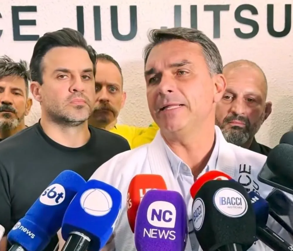 Flávio Bolsonaro afirma que resultado representa “fim da era do PT” e fala em mudança no Brasil