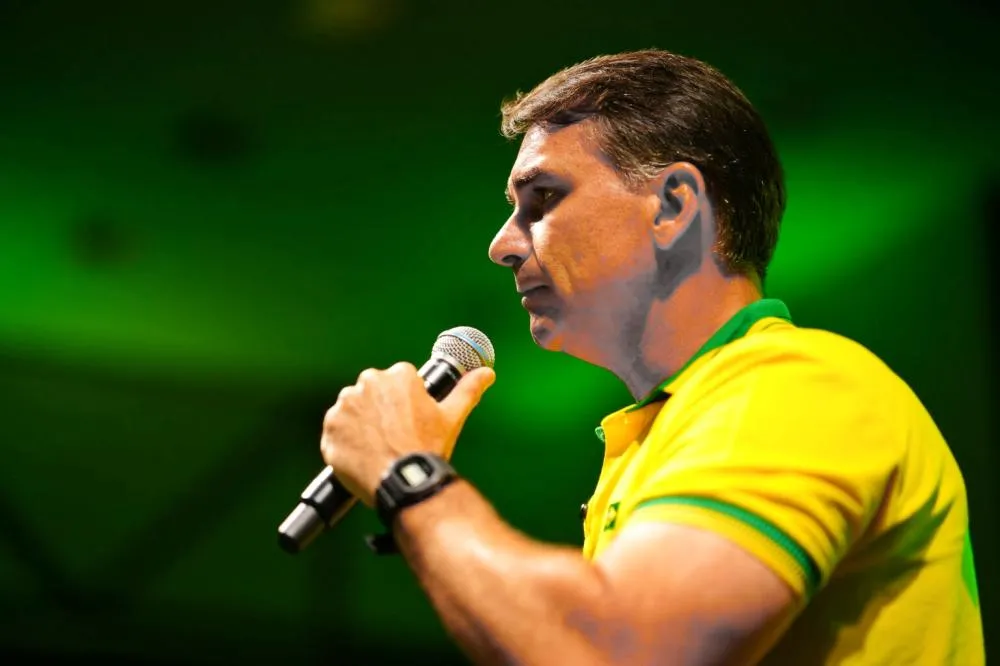 Fundos ligados à bolsa brasileira disparam com liderança de Flávio Bolsonaro