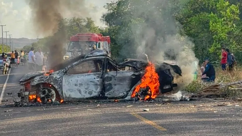 Acidente deixa casal e duas crianças mortas após carro pegar fogo no interior do Piauí