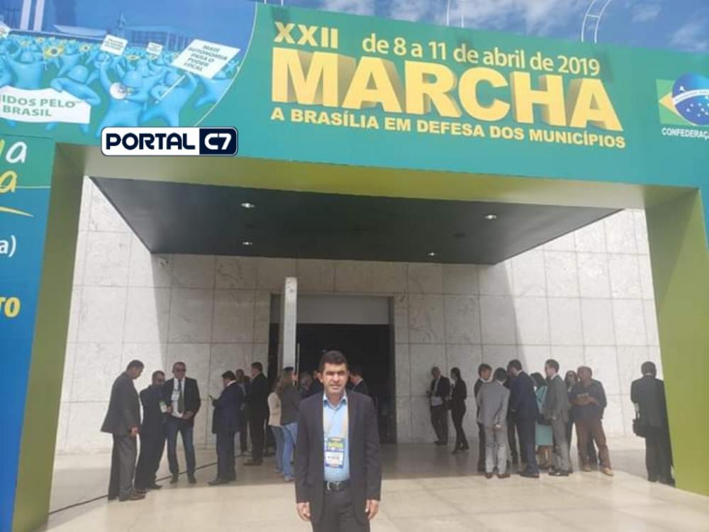 Prefeito Adelbarto Santos participa de reunião no plenário em Brasília
