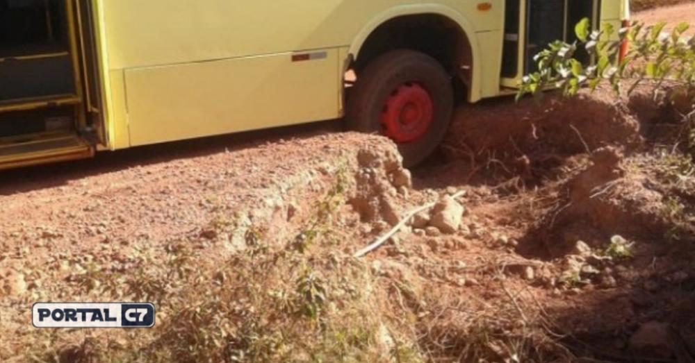Após ultrapassagem, ônibus fica preso em buraco no Piauí