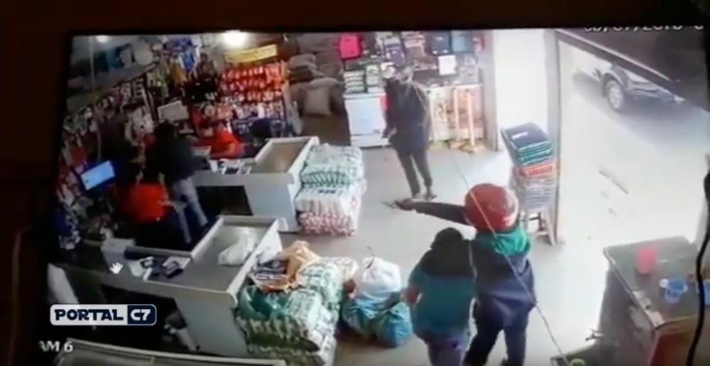Criminosos armados fazem arrastão em supermercado de Palmeirais