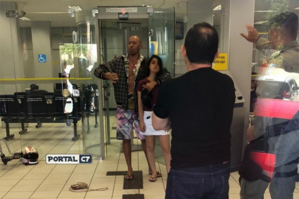 Homem invade banco e mantém jovem refém com faca no pescoço no Piauí