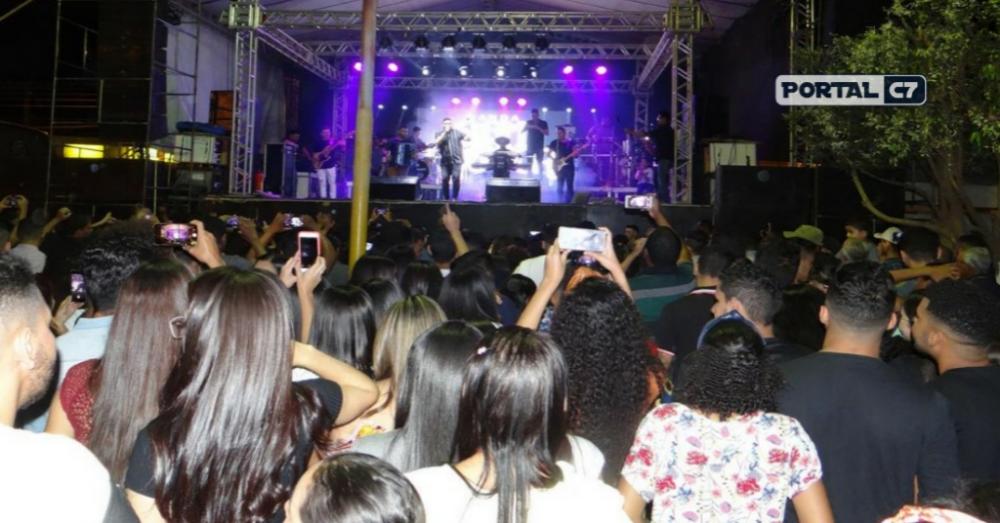 Show gospel reúne multidão em comemoração ao dia do evangélico em São Pedro do Piauí