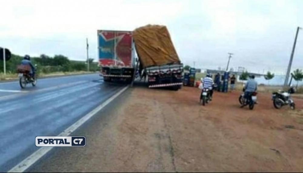 Caminhão é escorado por outros veículos para evitar tombamento no Piauí