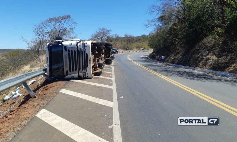 Carreta com 38 toneladas de ração tomba em ladeira da BR-316 do Piauí