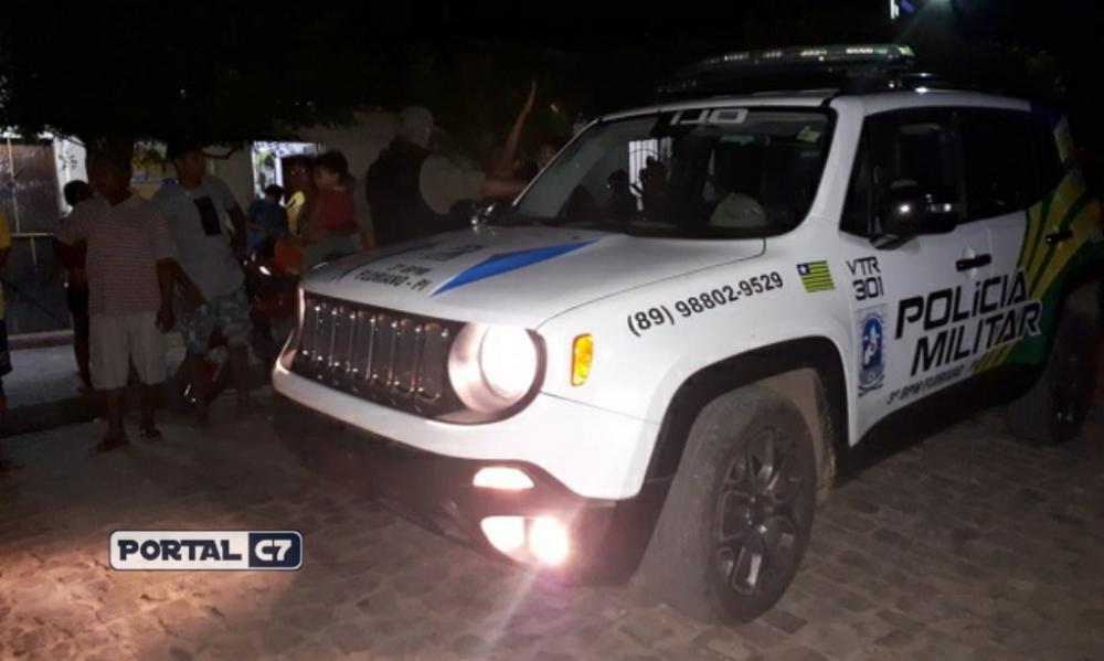 Homem é baleado na cabeça e irmão no pé dentro de bar em Floriano