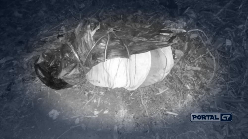 Corpo é encontrado na frente de sua casa enrolado em plásticos no Piauí