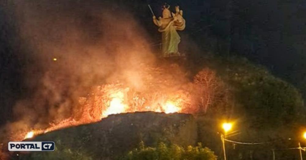 Incêndio atinge morro em cidade do Piauí deixa imagem da Igreja Católica cercada pelo fogo