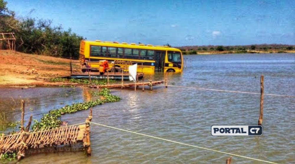 Ônibus escolar cai dentro de rio no Piauí após 'manobra arriscada'