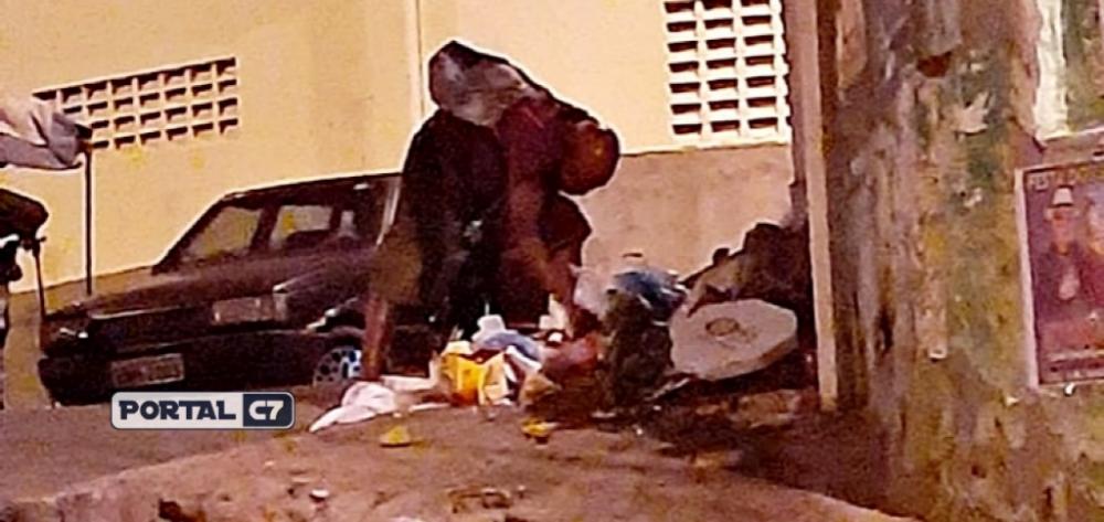 'Fazer o quê?' desabafa idoso de 75 anos que procura comida no lixo no Piauí