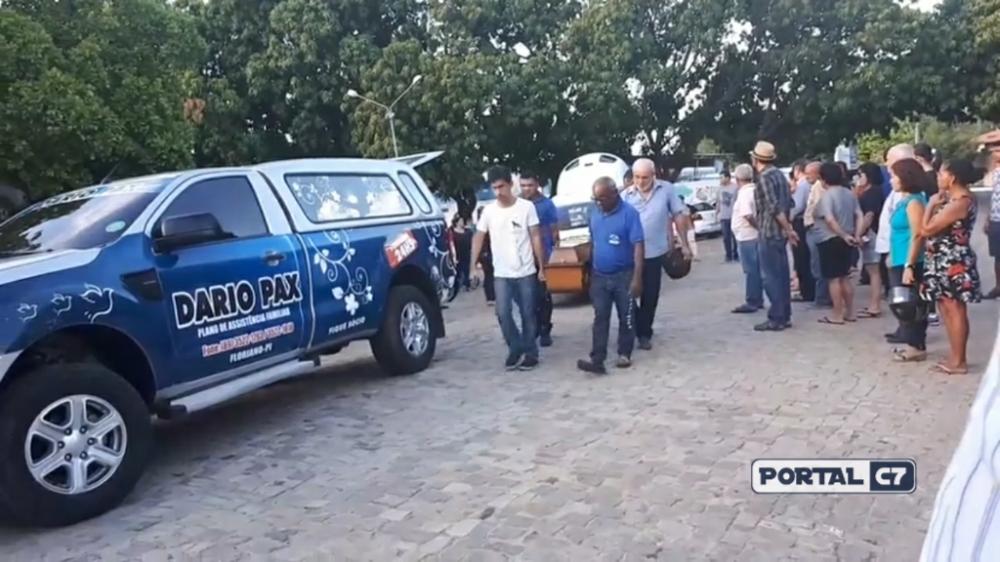 Muita emoção na despedida da mãe e das filhas que morreram no acidente em Amarante