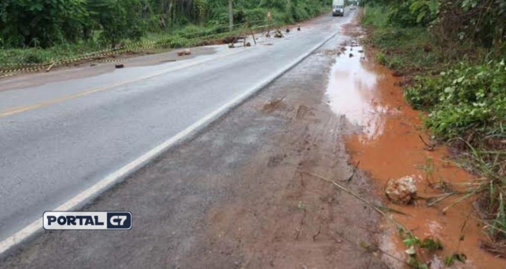 Van com time de futebol é alvejada com tiros na estrada de Teresina