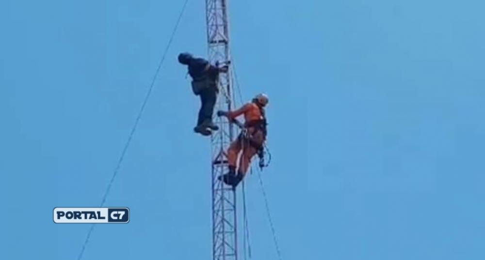 URGENTE: Homem morre eletrocutado em cima de torre em Floriano