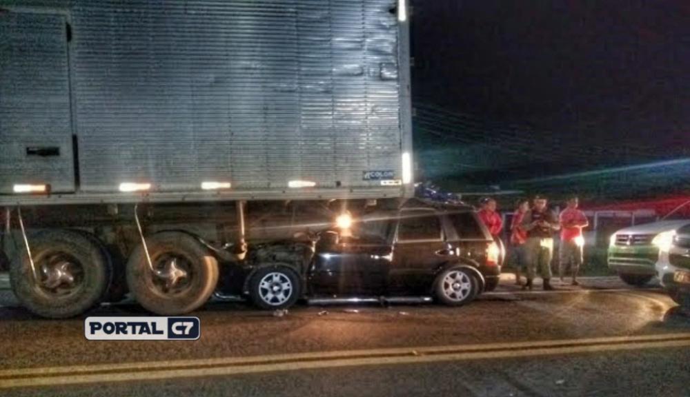 Colisão entre carro e caminhão deixa família presa nas ferragens no Piauí