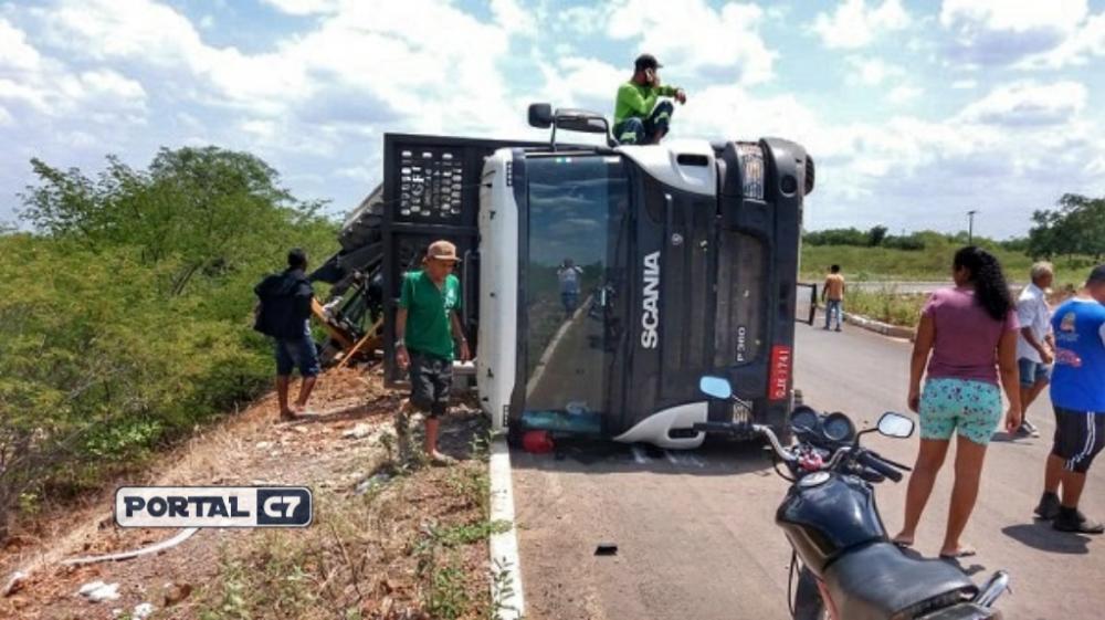 Caminhão transportando trator toma na BR-343 no interior do Piauí