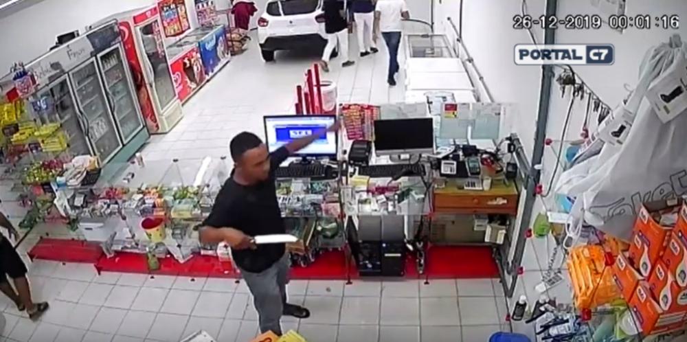 Vídeo: Homem armado com faca assalta farmácia no interior do Piauí