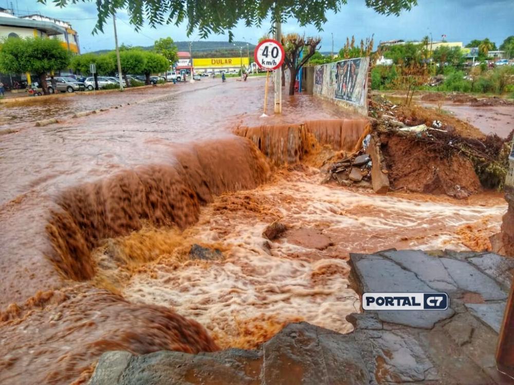 Avenida é interditada após trecho desabar durante temporal em Picos