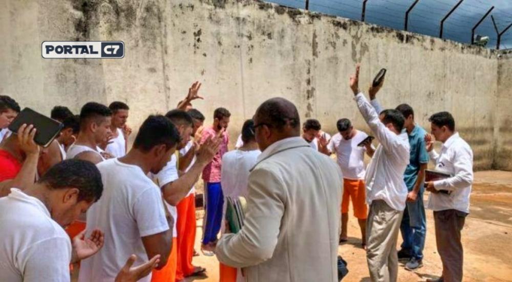 Mais de mil presos deixam facções criminosas e aceita Jesus, no Acre