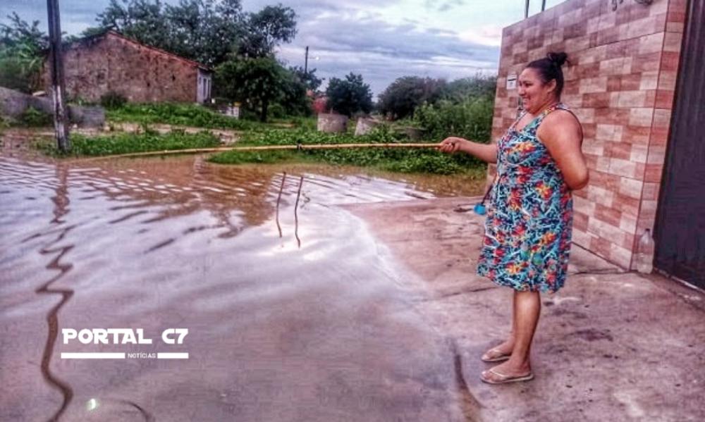 Mulher fica 'ilhada' por conta da chuva e brinca de 'pescar' na porta de casa em Floriano
