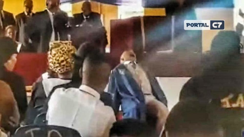 Pastor é aplaudido pelos fiéis enquanto morre durante pregação; veja o vídeo!