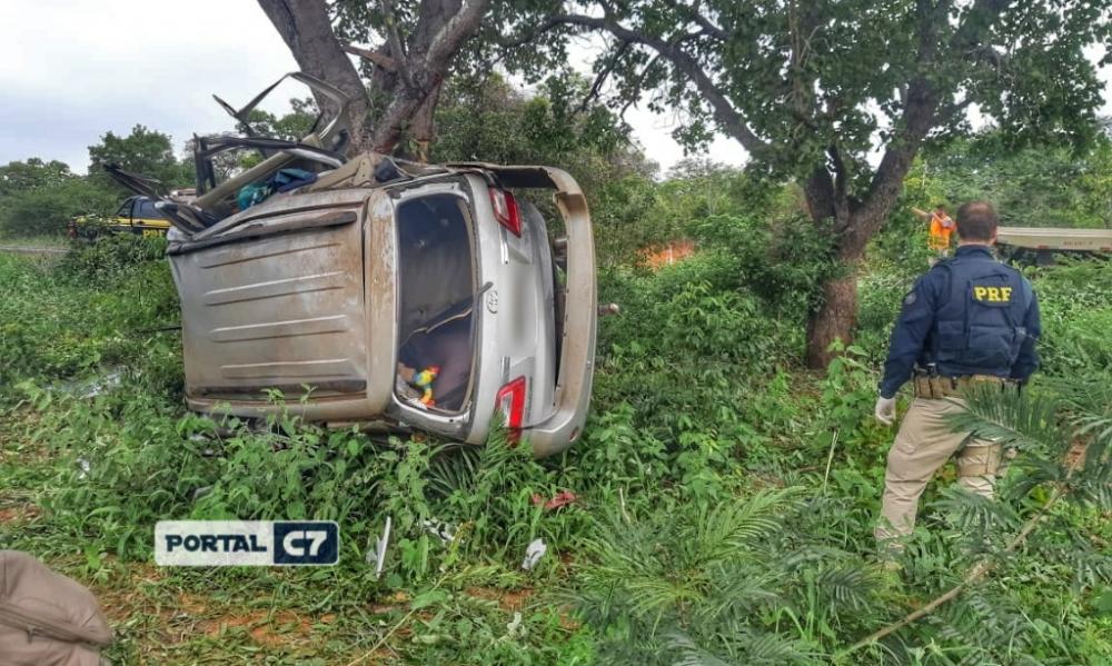 Hilux sai da pista, colide em árvore e motorista morre na BR-135 no Piauí