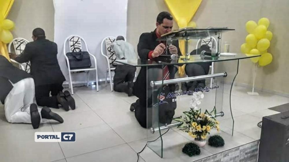 Deus está batalhando com você e por você. Fica firme! Ore! Tenha fé!