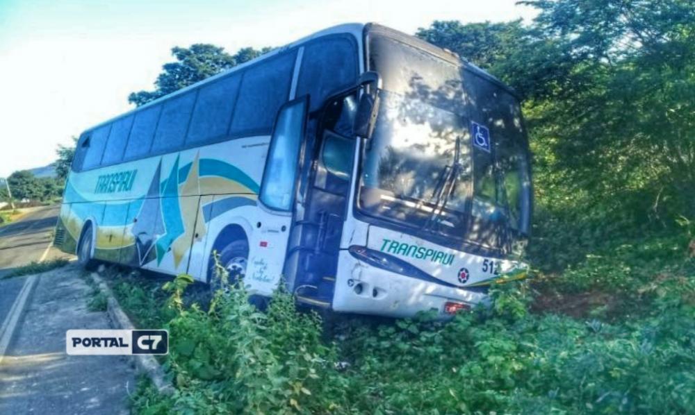 Ônibus da Transpiauí sai da pista ao tentar desviar de animal no Sul do Piauí