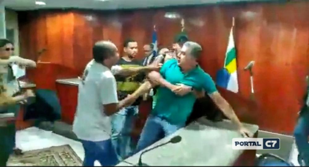 Indivíduo que bagunçou Câmara Municipal pede cassação de prefeita do Piauí