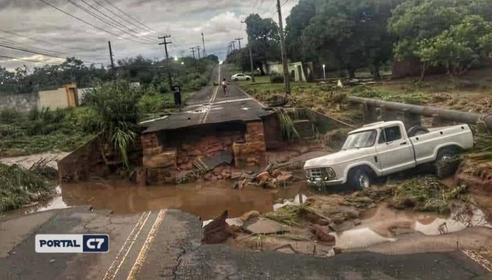 Mulher morre afogada ao ter carro arrastado durante temporal no Piauí