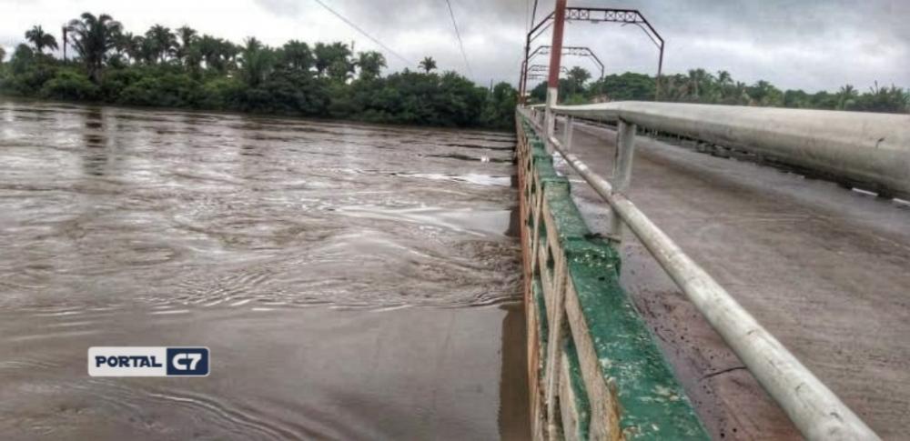 Várias famílias são desalojadas por conta da cheia de Rio em cidade do Piauí