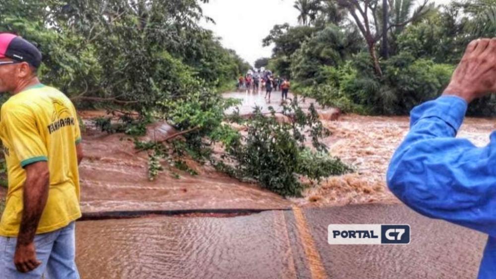 Trecho da PI-130 rompe e interdita acesso entre Nazária e Palmeirais