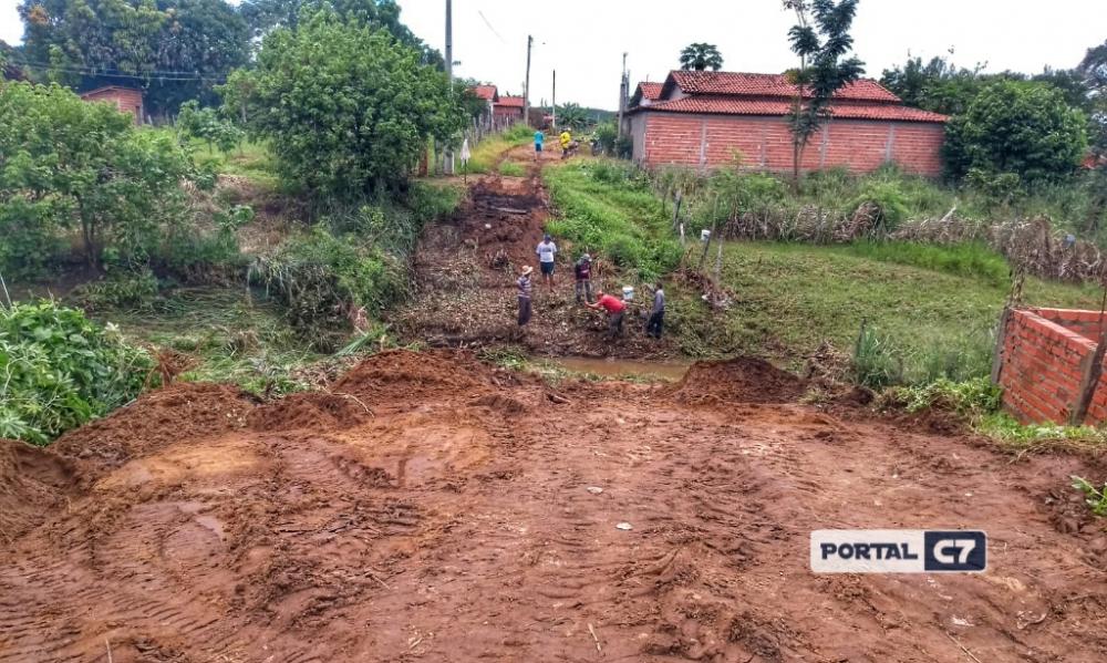 Sem apoio da prefeitura, moradores estão construindo ponte em Angical do Piauí